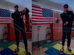 Одесский тик-токер потоптался на флаге Украины