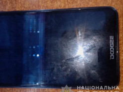 На Днепропетровщине 18-летний грабитель выхватил у прохожего телефон и сбежал