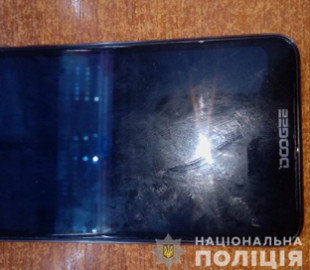 На Днепропетровщине 18-летний грабитель выхватил у прохожего телефон и сбежал