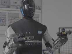 Без людей. Гуманоїдного робота HMND 01 протестували на складі автомобільного заводу