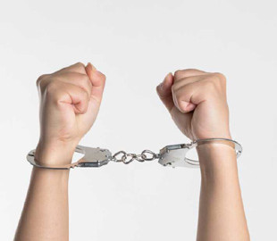 Викрадав гроші з чужих рахунків: у Польщі затримали українця