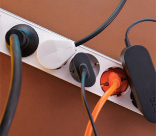 Чим небезпечні стрибки напруги та як захистити техніку