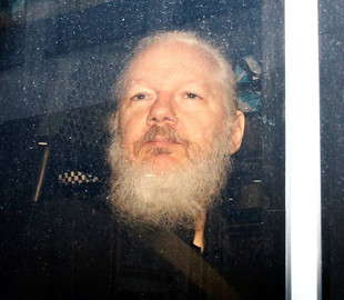 Медики требуют прекратить "психологические пытки" Ассанжа