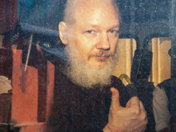 Защита Ассанжа оспорит отказ в его освобождении под залог