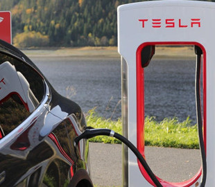 Илон Маск продал очередную порцию акций Tesla за $973 млн