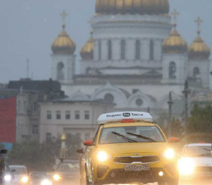 Кара Божа: Москву залив сильний дощ, а блискавка влучила у цервку рпц