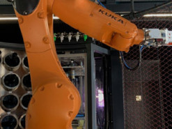 Як роботи в майбутньому замінять людські професії – історія чеського робота-бармена