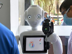 В больницах Индии с пациентами с COVID-19 начали работать роботы