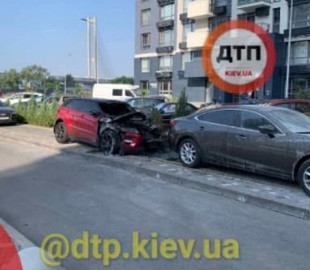 У Києві підпалили припаркований на тротуарі Range Rover блогерки
