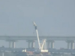 Окупанти на Кримському мосту розбирають прогони, зруйновані через вибух: працює важка техніка. Фото