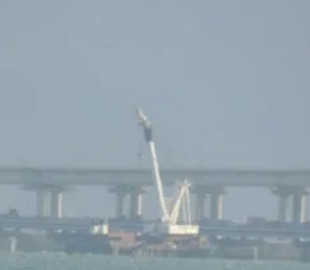 Окупанти на Кримському мосту розбирають прогони, зруйновані через вибух: працює важка техніка. Фото