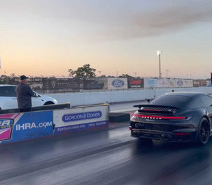 Porsche 911 Turbo S смело встречает Tesla Model X Plaid на дрэге