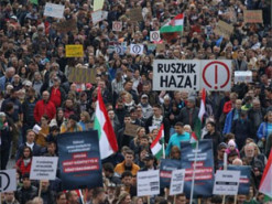 У річницю Угорської революції тисячі людей протестували проти уряду Орбана в Будапешті