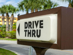 Чат-боти приймають замовлення у фаст-фуді Drive-Thrus