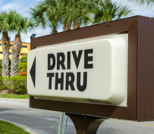 Чат-боти приймають замовлення у фаст-фуді Drive-Thrus