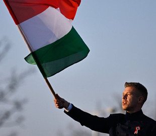 Лідер угорської опозиційної партії Тиса звинуватив Орбана у спробі знищення IT-систем політсили