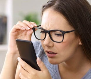 Як насправді смартфони впливають на очі?