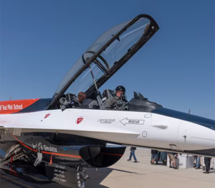 Глава ВПС США здійснив політ на винищувачі F-16 під управлінням штучного інтелекту