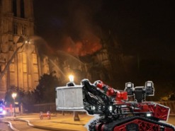 Как французский пожарный робот помог спасти Нотр-Дам (Фото)