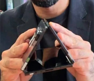 Показано прототип смартфона Samsung Galaxy Z TriFold з основною квадрокамерою