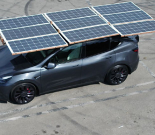 Власник Tesla збудував розсувний сонячний дах для Model Y