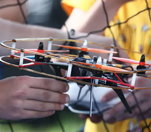 РФ стрімко мілітаризує дітей, впроваджуючи в програму навчання курси з управління БПЛА, — британська розвідка