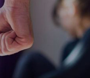 Зберігав дитячу порнографію і розбещував 7 вихованок: на Херсонщині судитимуть батька-вихователя