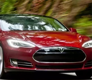 Электромобили Tesla начали тормозить среди дороги без причины
