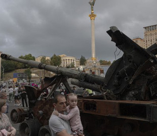 Обережно з бажаннями: Подоляк прокоментував виставку російської техніки на Хрещатику
