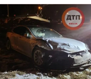 Не впорався з керуванням: у Києві чоловік розбив автомобіль Tesla