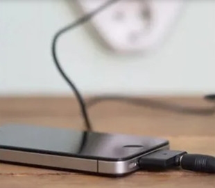 Чи можна користуватись телефоном під час зарядки