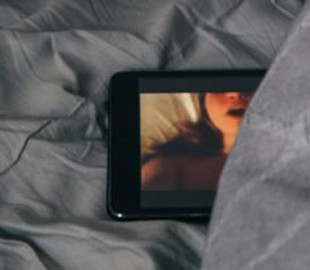 Правоохоронці зробили контрольну закупку порно у жінки: яке рішення ухвалив суд