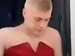 Футболісти "Дніпра-1" приміряли жіночі сукні: Довбику дуже пасує