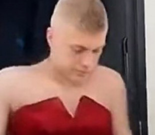 Футболісти "Дніпра-1" приміряли жіночі сукні: Довбику дуже пасує