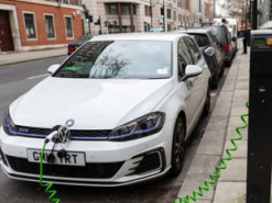 Електромобілі: як заряджати, на скільки вистачить батареї та інші питання