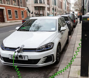 Електромобілі: як заряджати, на скільки вистачить батареї та інші питання