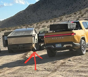 Tesla Cybertruck втратив колесо під час гонок по бездоріжжю