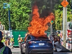 Водій Tesla опинився в пастці своєї автівки, коли вона загорілася просто посеред вулиці