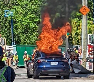 Водій Tesla опинився в пастці своєї автівки, коли вона загорілася просто посеред вулиці