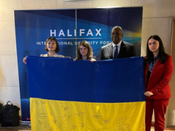 Українки передали главі Пентагону прапор з Херсонщини та попросили літаки