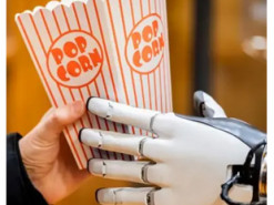 Tesla представила робота Optimus у Берліні: роздавав попкорн