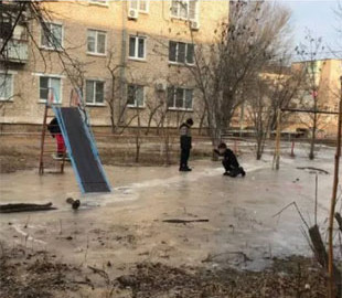 У російській Астрахані діти гралися на ковзанці з фекалій (фото)