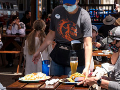 Як COVID-19 поширюється під час застілля, змоделював японський суперкомп'ютер