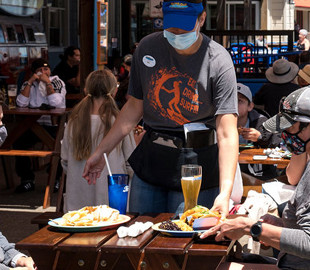 Як COVID-19 поширюється під час застілля, змоделював японський суперкомп'ютер