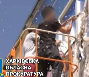 Разбил герб Украины в оккупированном Купянске: пророссийскому “активисту” объявили подозрение