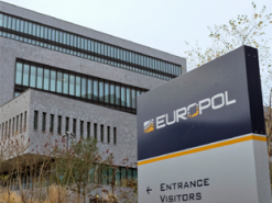 Величезну шахрайську онлайн-платформу викрили у Європі: деталі