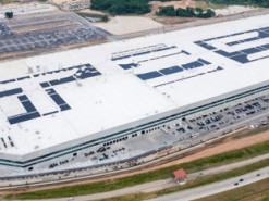 Tesla заявила про нарощування виробництва електрокарів