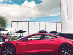 Tesla представит обновлённые Roadster и Semi в конце года