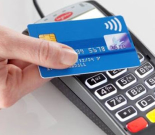 Более 7 тысяч гривен потратила женщина с найденной банковской карты в Запорожье