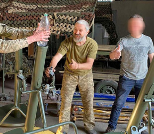 Українські волонтери переробляють старі супутникові тарілки в муляжі мінометів Ghost Mortars